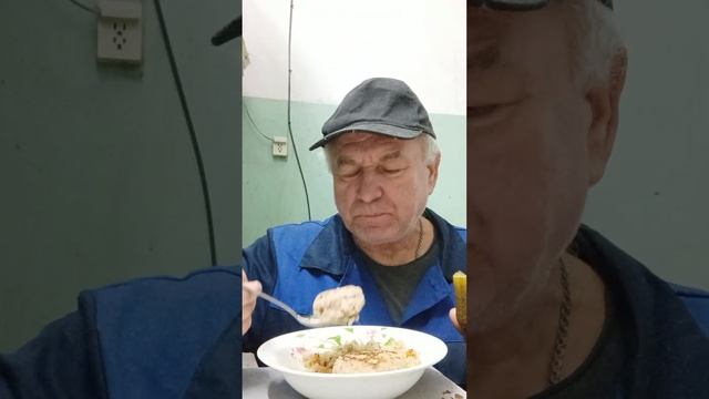 На ужин перловка с мячом и две котлеты. смотреть онлайн