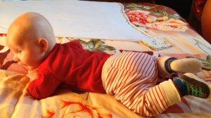 Пытается ползти? Спинальный паттерн