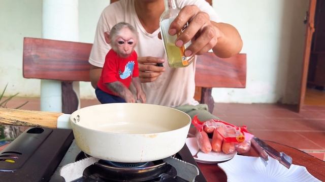 Jic Jic opens the refrigerator and wakes up dad to cook when he's hungry смотреть онлайн