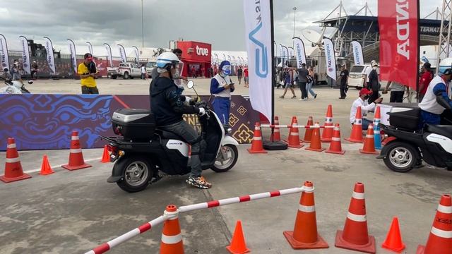 เเรงกว่าPcx Evอีก ลองขี่ Honda Benly E บูธรถไฟฟ้า Thai Gp смотреть онлайн