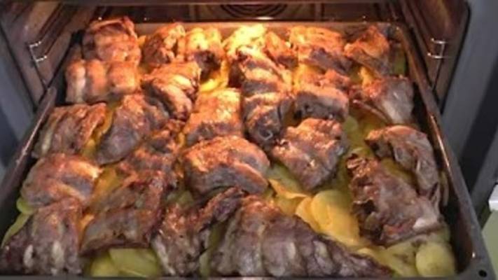 Свиные рёбрышки с картошкой в духовке смотреть онлайн