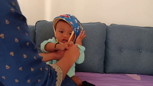 Baby safety helmet Honest review/ useful or useless, weight and stuff, смотреть онлайн