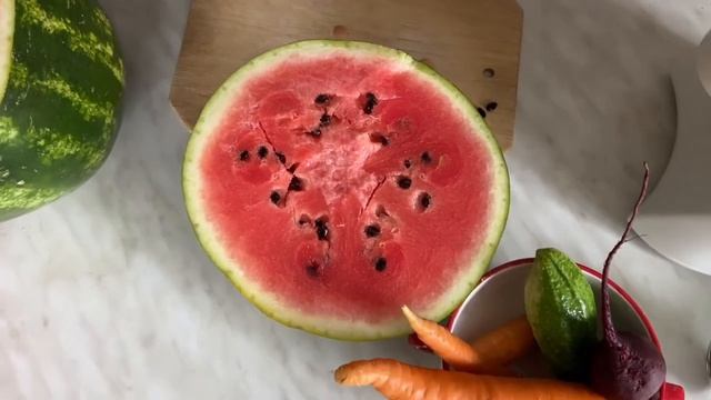 Челлендж готовим Смузи в Арбузе 🍉 в Гостях у Бабушки в Деревне смотреть онлайн