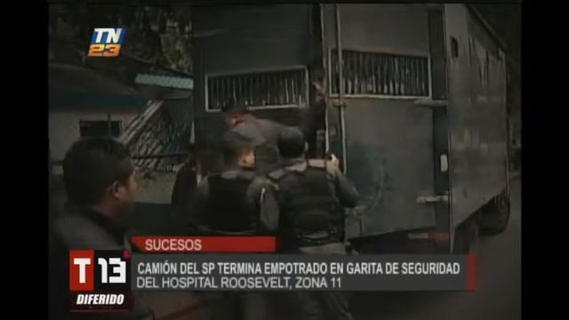 Camión del SP terminó empotrado en garita de seguridad смотреть онлайн
