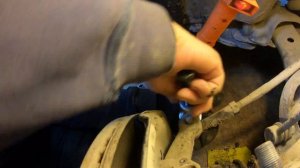 меняем пыльники привода и шаровых опор тойота вокси