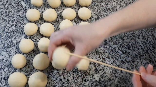 SONHOS NO ESPETO! MASSA DE SONHOS FRITOS NO ESPETO, COM MUITOS ACOMPANHAMENTOS, DELICIOSOS. смотреть онлайн