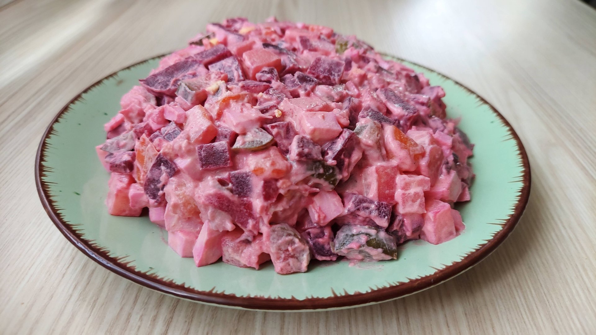 Безумно вкусный, сытный салат с селедкой. Эстонский салат "Росолье" на любой праздник легко и просто смотреть онлайн