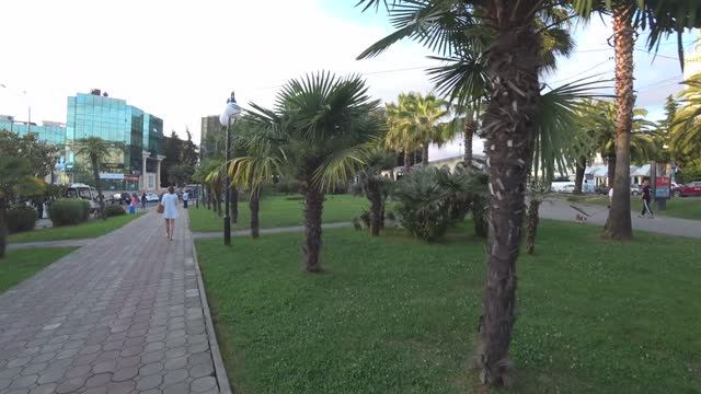 Гуляем возле ЖД вокзала в Сочи смотреть онлайн