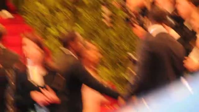 Anne Hathaway at Met Gala 2013 смотреть онлайн