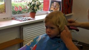 Первая стрижка ребенка в парикмахерской. Девочке 2 года.