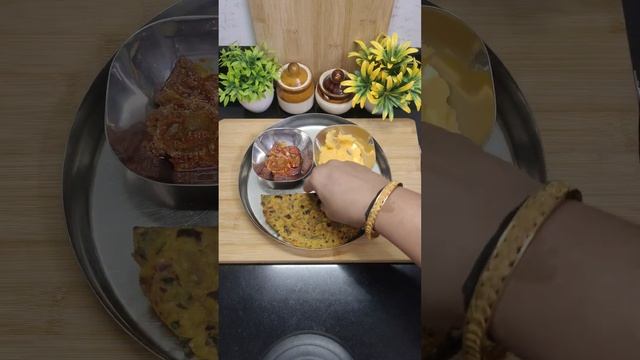 TODAY'S LUNCH THALI 😋 || METHI THEPLA 😋 || #homemade #thaliidea #annapurnarasoi #shots смотреть онлайн