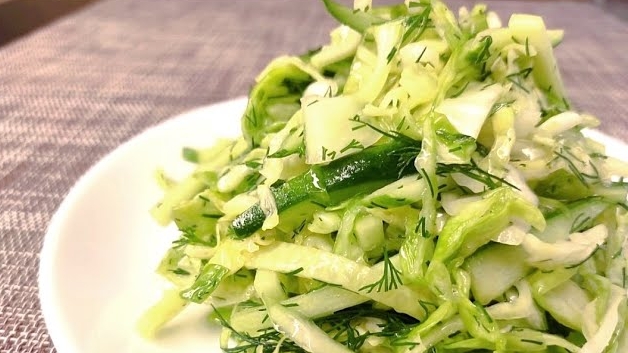 Очень вкусный салат из молодой капусты с огурцом. смотреть онлайн