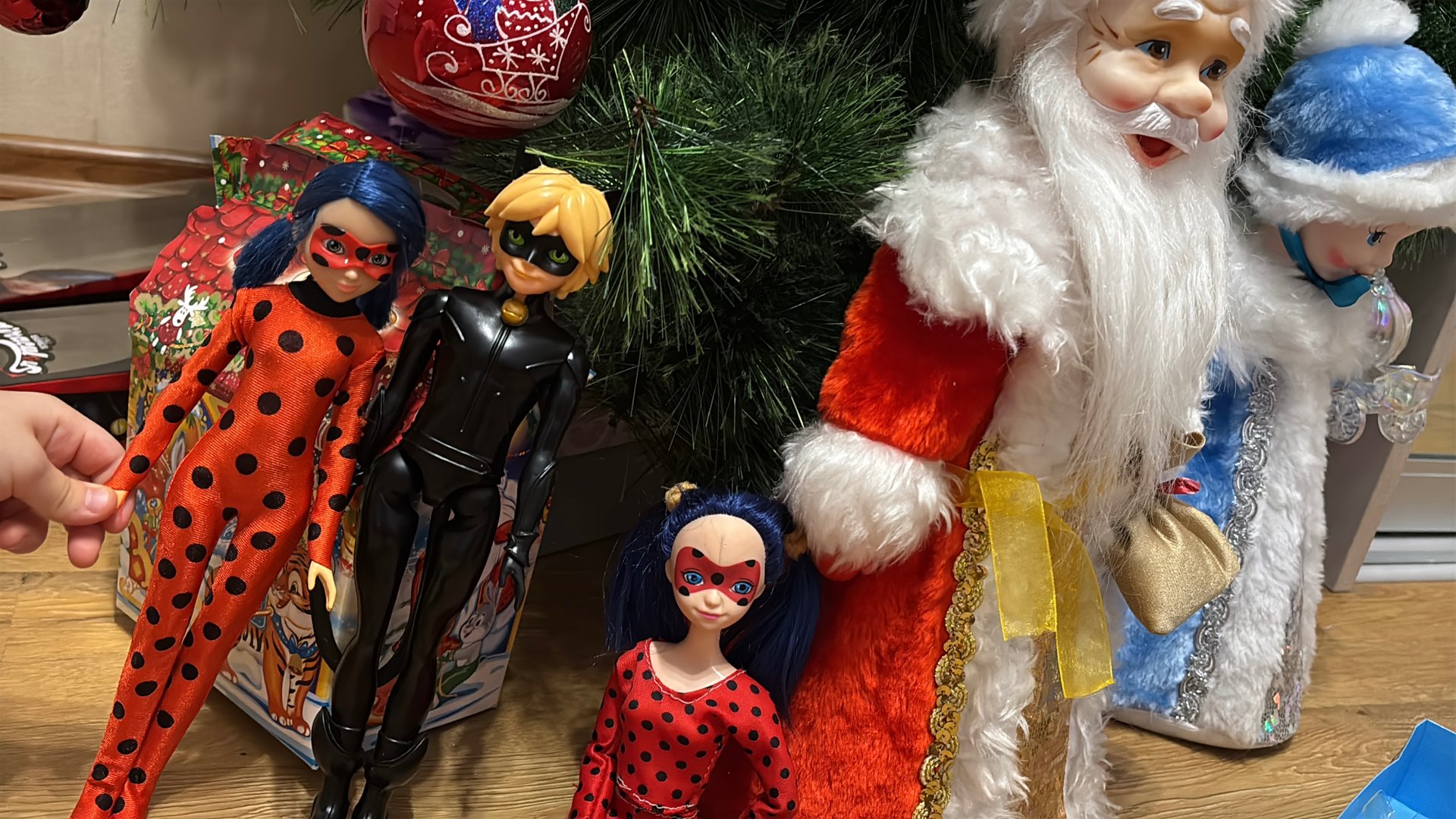 Обзор подарков от ДЕДА МОРОЗА. Леди Баг и Супер кот смотреть онлайн