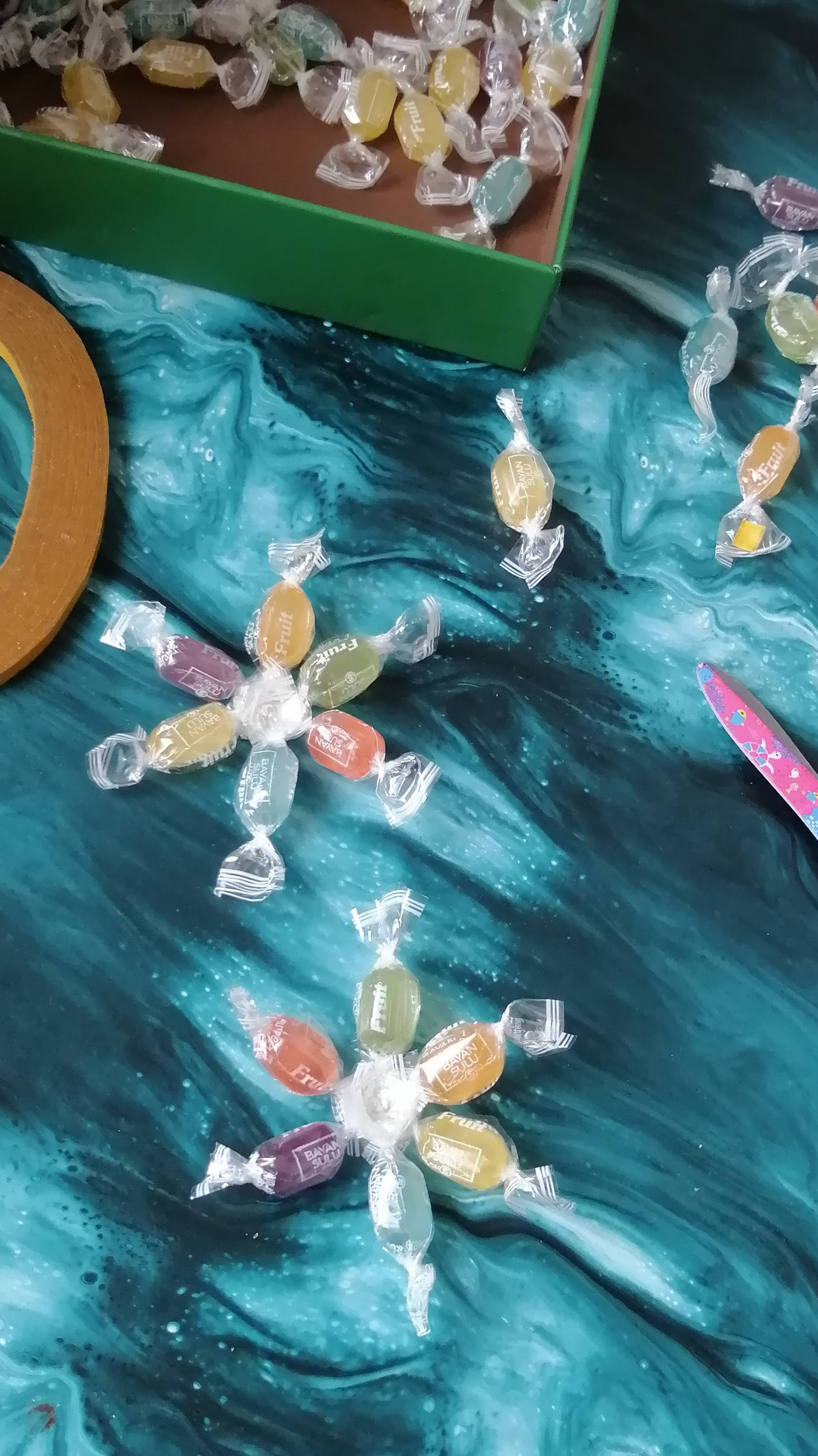 Снежинки из конфет