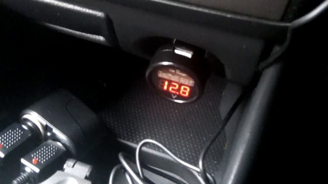 Using a cigarette lighter Voltmeter to check alternator charge. смотреть онлайн
