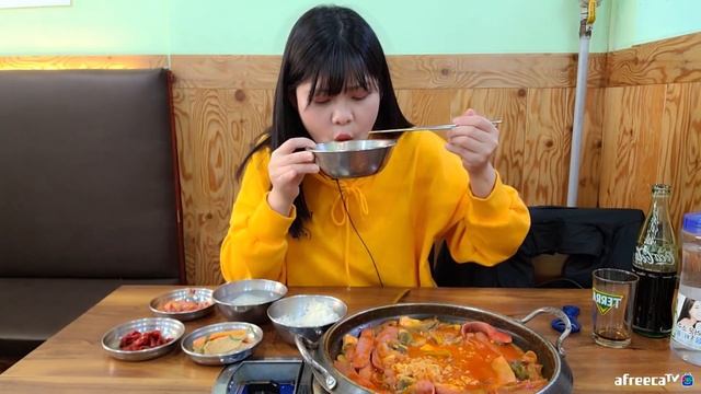 "진짜 이게 뭔일이여 아가씨가" 안 믿겨서 의심하는 사장님.. 하지만 계속 먹으니 결국 체념하심..ㅋㅋ 40년 전통 부대찌개 먹방!Korean eating show MUKBANG смотреть онлайн