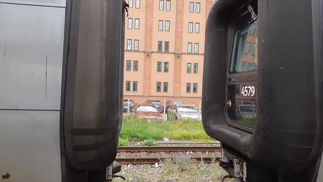 Two Danish Nose type trains couple at Kristianstad Central. смотреть онлайн