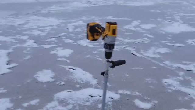 шуруповерт DeWolt DCD996P2.Тестирование на льду с барнаульским ледобуром левого вращения