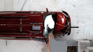 Toyota Sienna IIHS crash test comparison