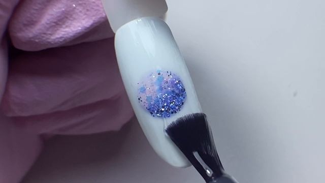 Как сделать новогодний дизайн ногтей? | Рисуем елочный шарик на ногтях | Новогодний маникюр смотреть онлайн