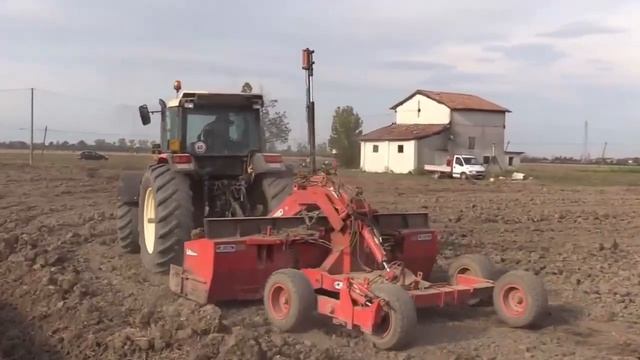 Работа планировщика грунта Rossetto с твердой почвой смотреть онлайн