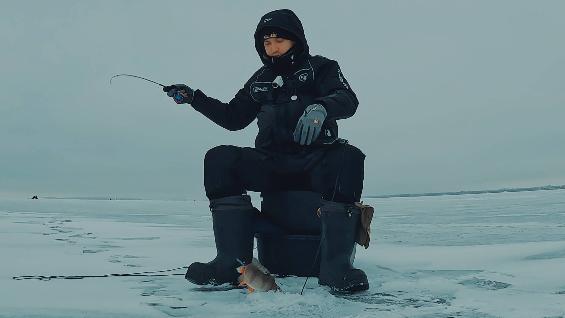 НАШЕЛ НЕОБУРЕННЫЙ БУГОР С ОКУНЯМИ!!! Первый лед на большой воде 2024-2025.