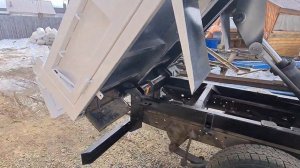 очередной самосвал isuzu elf, через заводской механизм подъема кузнечик