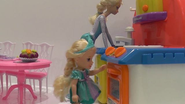 Мультик с куклами Эльза c дочкой Элизой готовят пирог - ожог Элизы смотреть онлайн