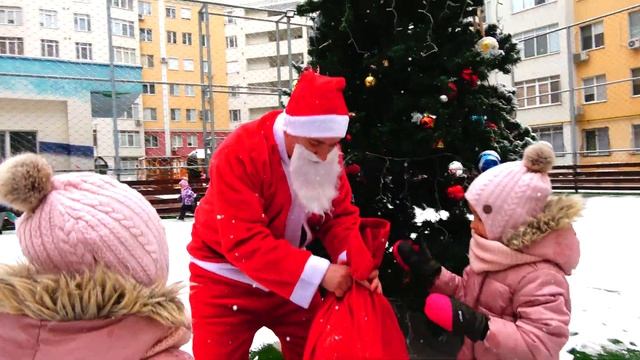 Ксюша Арина и папа - веселые истории на Новый год смотреть онлайн