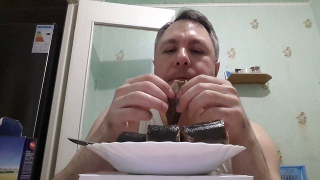 АСМР ИТИНГ. КУШАЮ КОПЧЁНУЮ СЕЛЁДКУ С КАРТОШКОЙ. ASMR смотреть онлайн