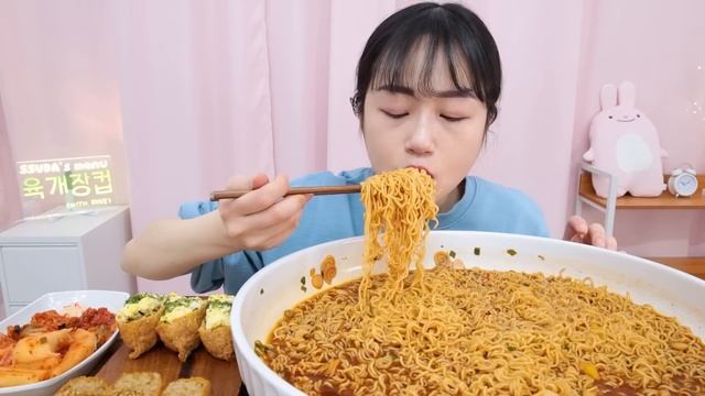 육개장 컵라면 10개에 유부초밥 12개 먹방 :) 10 cup ramen and 12 yubu sushi rice MUKBANG ASMR смотреть онлайн