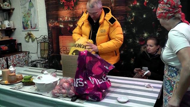 ОБСЛУЖИВАЮ ПОКУПАТЕЛЕЙ К НОГВОГОДНИМ ПРАЗДНИКАМ смотреть онлайн