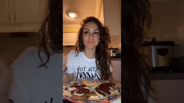 Joeys mother made chicken cutlets #eatwithme#auntieamandalee #chickencutlets #mukbang смотреть онлайн