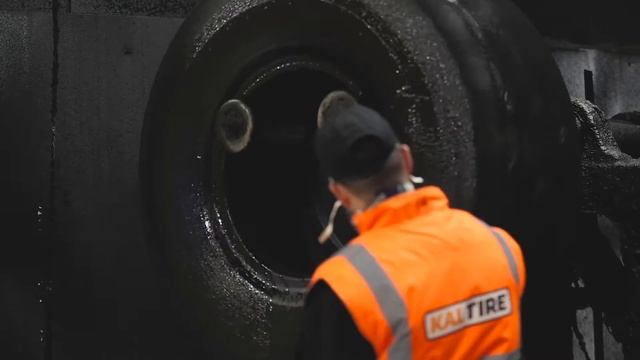 Insight into process of repairing/retreading large tyres for the quarrying industry. смотреть онлайн