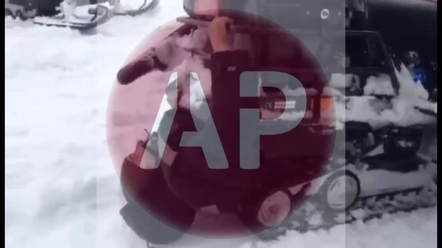 Засосало человека в снегоход.mp4