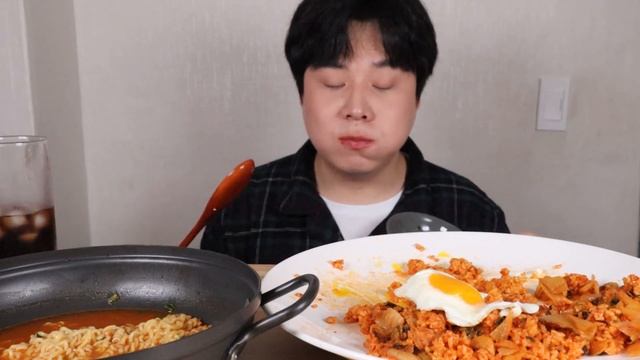 ASMR MUKBANG 직접 만든 김치볶음밥 라면 먹방 ASMR HOME MADE KIMCHI FRIED RICE RAMYEON MUKBANG EATING SOUND смотреть онлайн