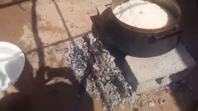 دم کردن برنج تو دیگ مسی روی آتیش زغالی عید 97 مزینان... یک. смотреть онлайн