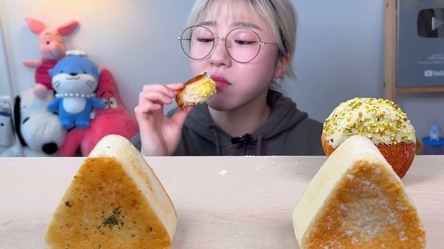 삼각김밥 아니고 머핀🍙 크림샌드 크림필즈 베이커리블레어 디저트 먹방 Dessert Mukbang смотреть онлайн