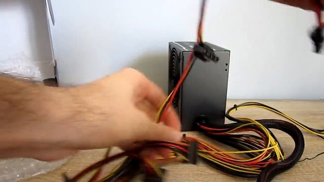 Thermaltake Smart 530W - SP-530P 80+ Unboxing and First Look смотреть онлайн
