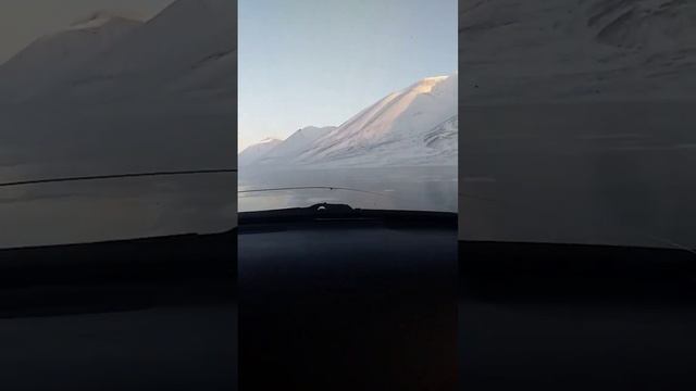 МАШИНА МАССОЙ 3 ТОННЫ ПО ТРЕСКАЮЩЕМУСЯ ЛЬДУ ТОЛЩИНОЙ 20 СМ😳😱😵 смотреть онлайн