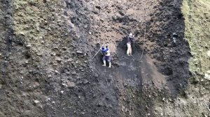 Строительство, шахтёры очень рискуют добывая песок с утёсов во время дождя