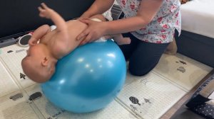 Занятие с малышом на фитболе - на боку, на спине, на животе