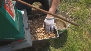 Измельчаем ветки садовым измельчителем