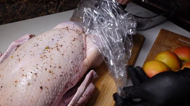 УТКА С ЯБЛОКАМИ ЗАПЕЧЕНАЯ В ДУХОВКЕ! простой и вкусный рецепт смотреть онлайн