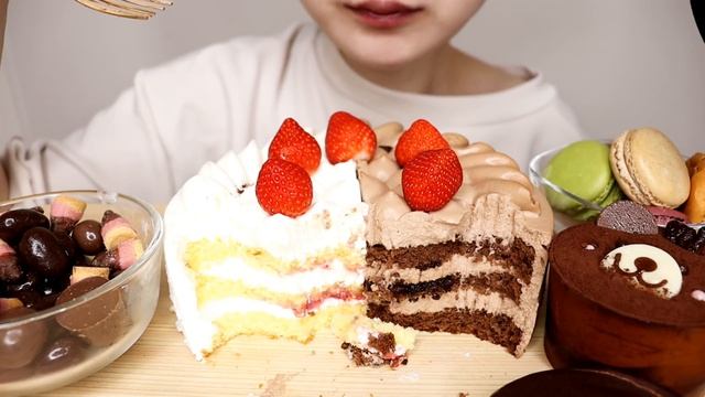 ASMR CHOCOLATE ICE CREAM STRAWBERRY CAKE WHIP MACAROONS NUTS 초콜릿 케이크 كعكة الشوكولاتة EATING SOUNDS смотреть онлайн