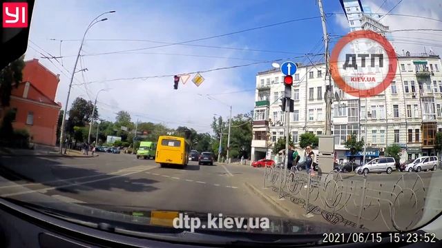Ребята,а что за недолугий чемпион на померанчевом Мицубиши с именым номером у райотдела на Герцена смотреть онлайн