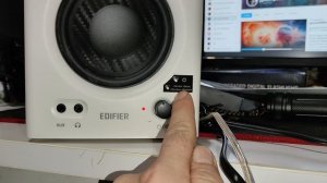 Снегурочка подарила мониторы Edifier MR4