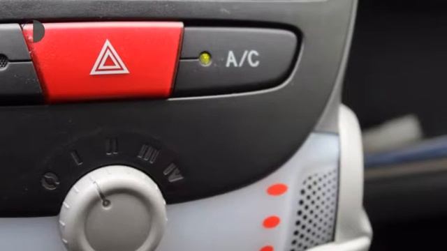 Peugeot 107 1.0-12V XR 5 drs. Airco смотреть онлайн