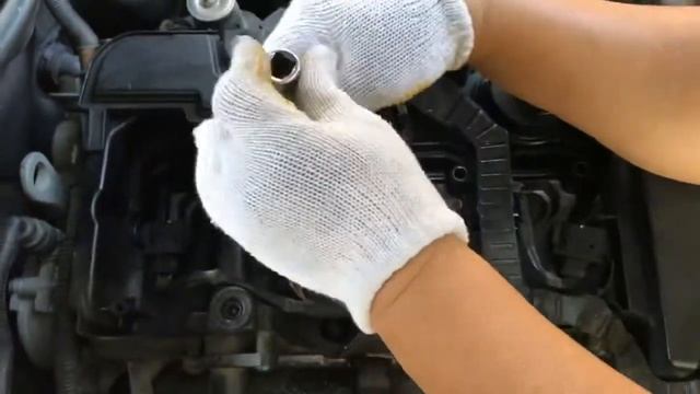 EP2.SPARK PLUG W204 Replacement (Mercedes Benz) เปลี่ยนหัวเทียน (pull up the cover engine first) DI смотреть онлайн