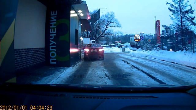 девушка подскользнулась... смотреть онлайн